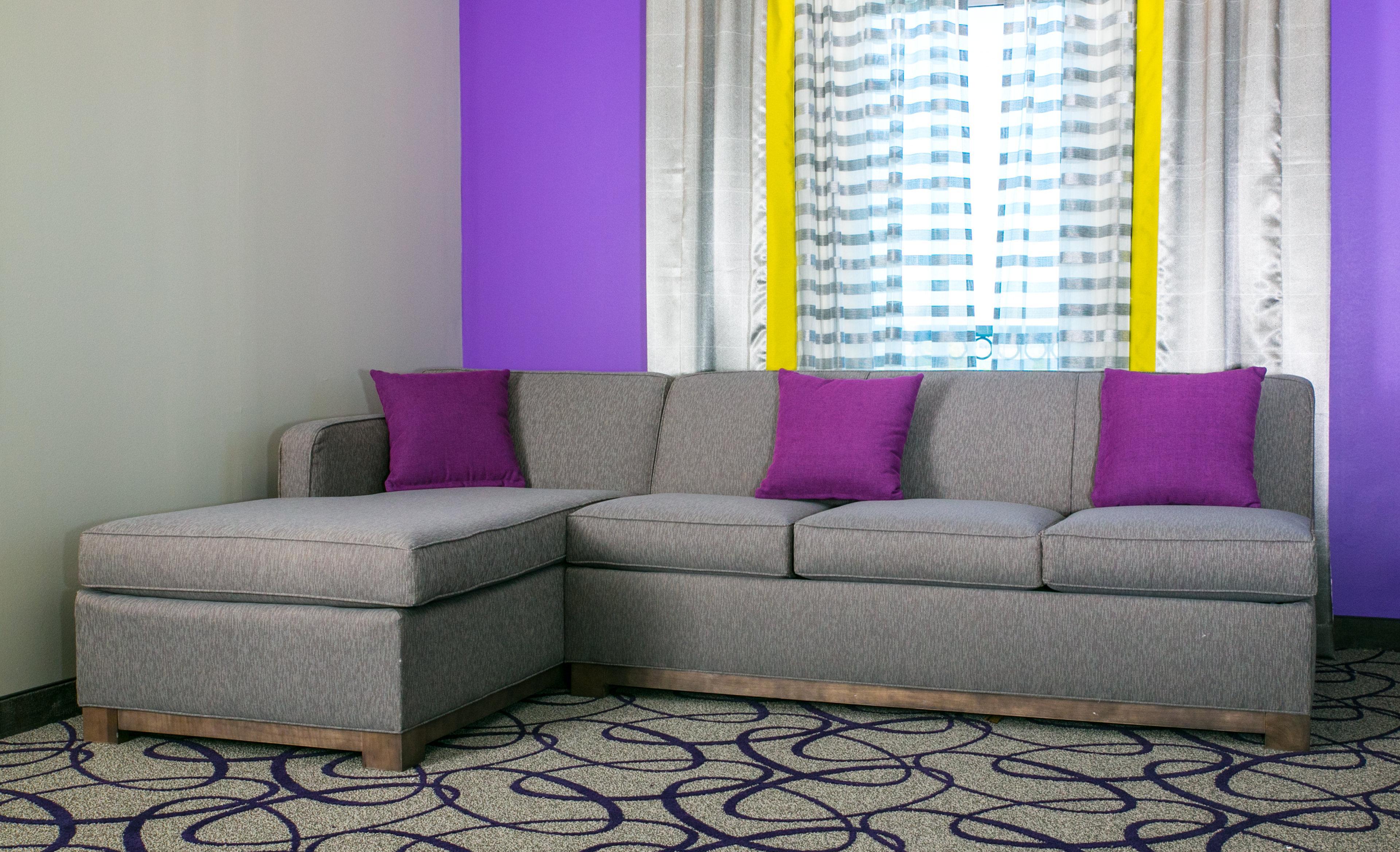 Express & E - Hubbard I30 By Ihg 3* Garland